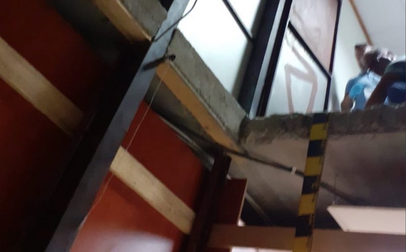 Cluj: Femeie preluată de ambulanță după ce a căzut în casa liftului