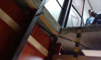 Cluj: Femeie preluată de ambulanță după ce a căzut în casa liftului