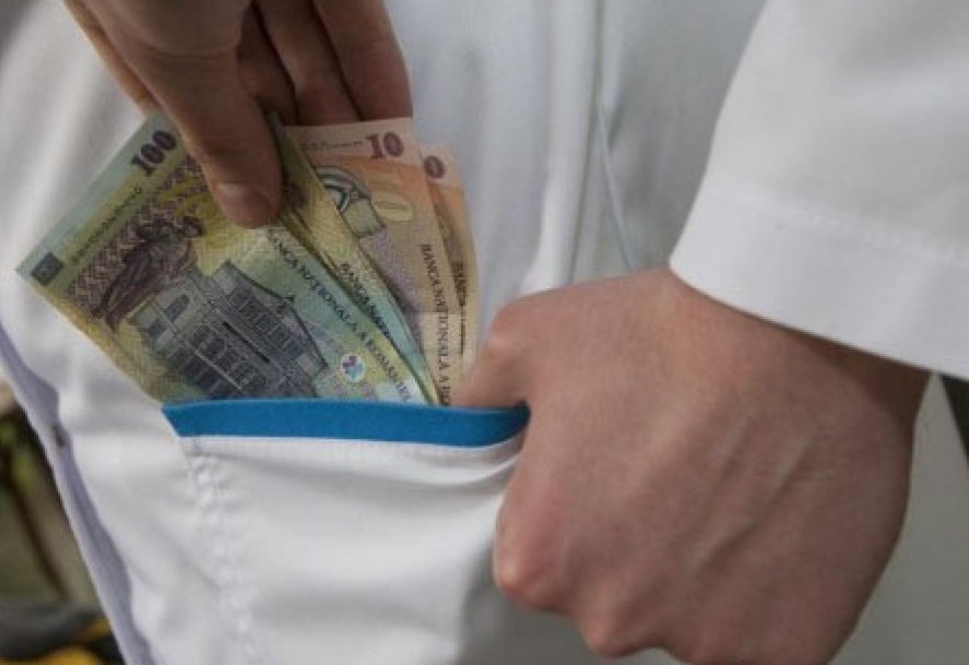 Condamnări penale pentru medicii șpăgari din Cluj şi "intermediara" lor