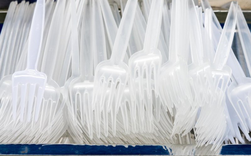 E OFICIAL! Dispar tacâmurile, farfuriile, paiele, beţişoarele pentru urechi şi filtre pentru tutun din plastic