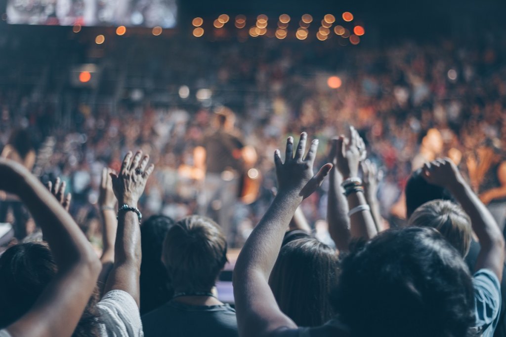 Peste 1.000 de participanţi la un festival, depistaţi pozitiv la testul COVID