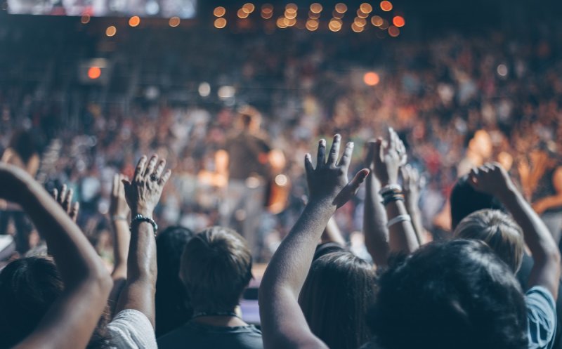 Peste 1.000 de participanţi la un festival, depistaţi pozitiv la testul COVID