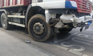 Impact violent între o mașină și un TIR pe Traian Vuia