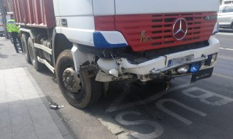 Impact violent între o mașină și un TIR pe Traian Vuia