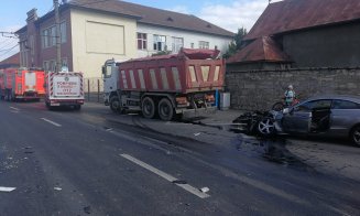 Impact violent între o mașină și un TIR pe Traian Vuia