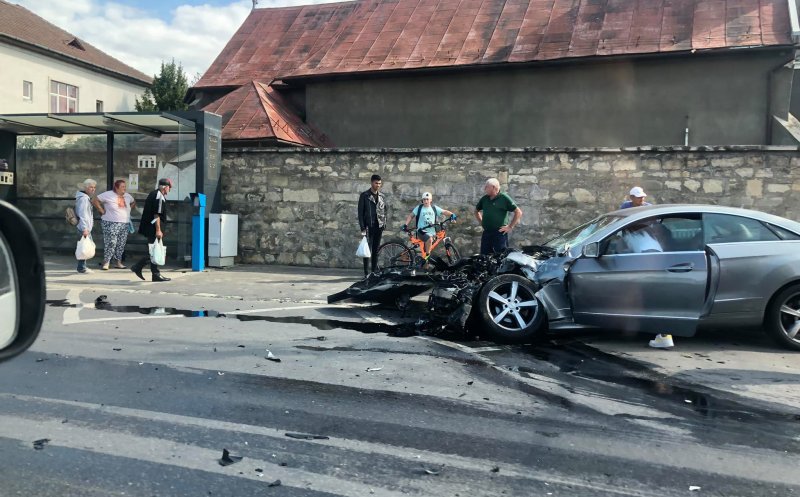 Impact violent între o mașină și un TIR pe Traian Vuia