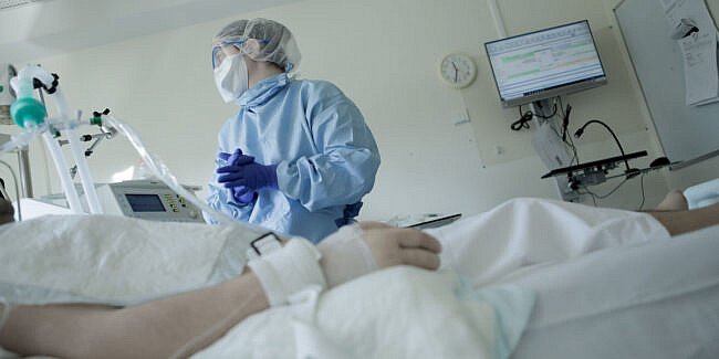 Bolnav de COVID în stare gravă. A mers cu mașina până în curtea spitalului și a ajuns direct la ATI