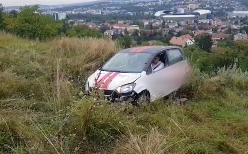 Peripeții pentru un livrator din Cluj. Se grăbea să ducă mâncarea, dar a plonjat 200 de metri într-o râpă