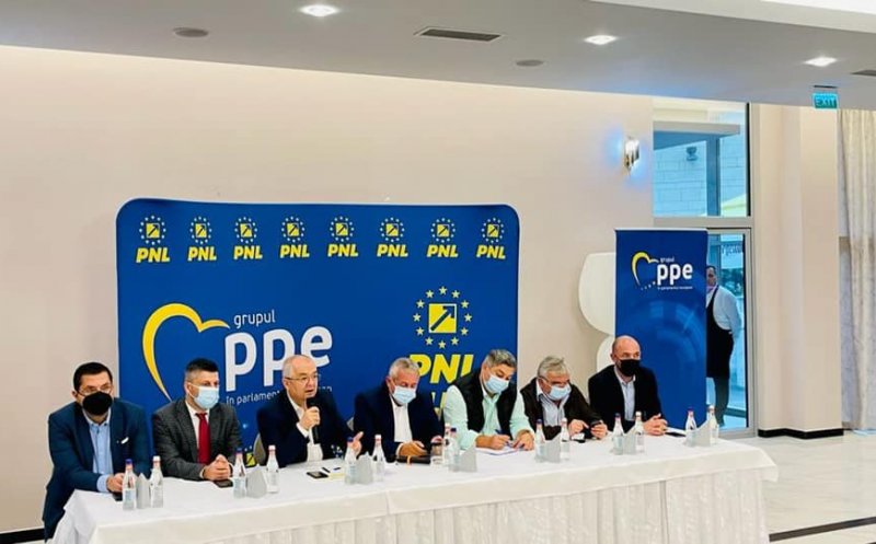 Premierul Cîțu merge să-și prezinte strategia pentru șefia PNL doar în organizațiile în care nu are susținere. La Cluj, Boc și Buda i-au ținut locul