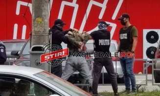 Imaginea zilei la Cluj. Un bărbat s-a „scăpat” pe el când a fost încătușat de polițiști