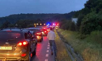Accident grav în Feleac. Martor: „Motorul unei mașini a zburat” / Circulația este blocată
