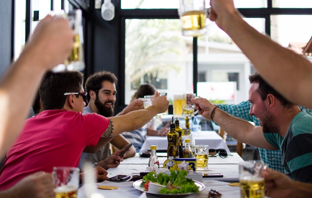 În restaurante și baruri s-ar putea intra doar cu certificatul COVID
