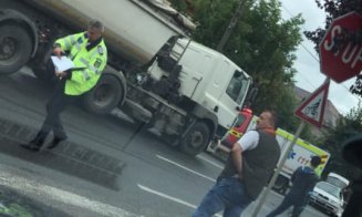 Accident pe Coposu. Tânăr GRAV rănit după un impact între o mașină și un TIR/ UPDATE: Tânărul a murit