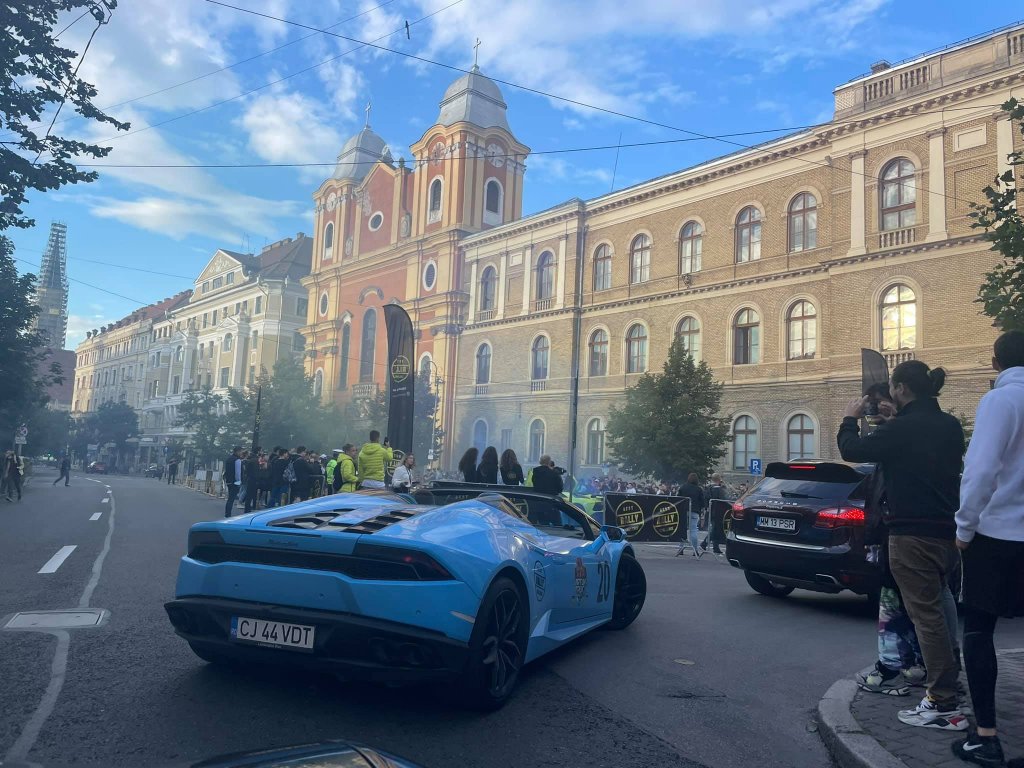 Mașini de lux, prin centrul Clujului. Au atras atenția trecătorilor cu fumigene