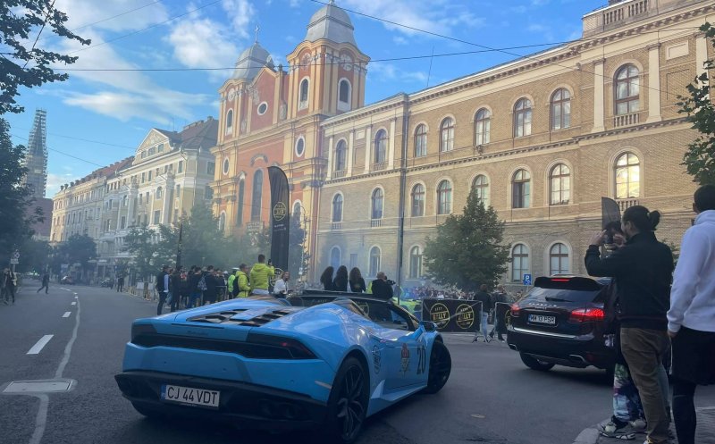 Mașini de lux, prin centrul Clujului. Au atras atenția trecătorilor cu fumigene
