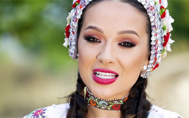 Ce reacţii a stârnit rochia cu "cuperci bolunde" a Vlăduţei Lupău, care s-a pozat cu Andra Măruţă