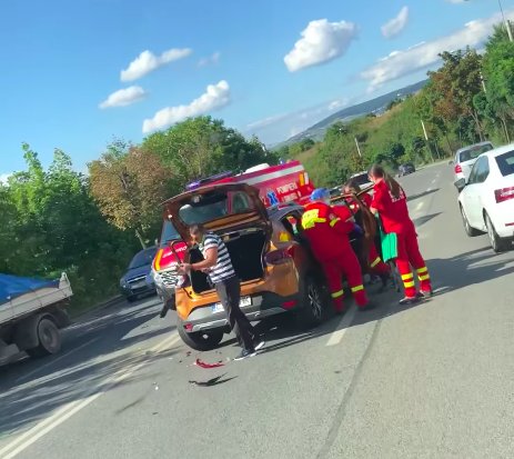 Un șofer neatent de 20 de ani a intrat în mașina de pe banda alăturată. Mașinile, făcute praf