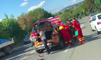 Un șofer neatent de 20 de ani a intrat în mașina de pe banda alăturată. Mașinile, făcute praf