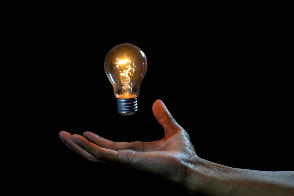 Un bărbat din Alba a primit o facutră  la curent electric de 150.000 de euro. Apartamentul era nelocuit de 20 de ani
