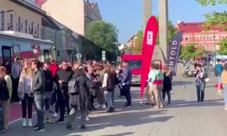 Coadă kilometrică în fața caravanei mobile din centru Clujului. Peste 400 de oameni așteaptă un bilet la UNTOLD