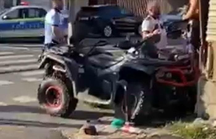 O mamă și un copil au fost loviți din plin de un ATV. Făptașul, beat, s-a făcut nevăzut