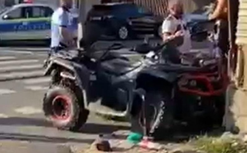 O mamă și un copil au fost loviți din plin de un ATV. Făptașul, beat, s-a făcut nevăzut