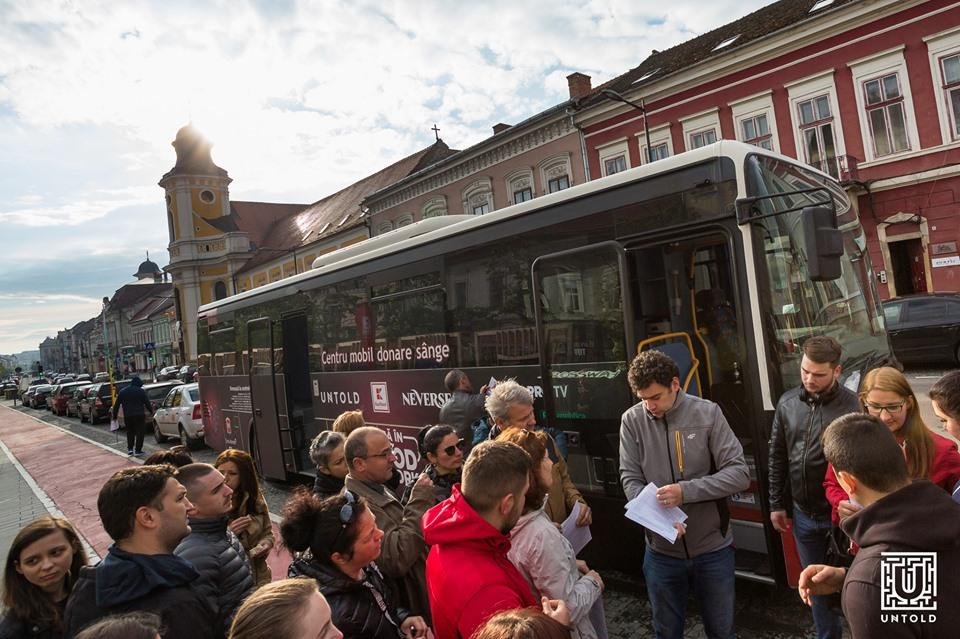 ZIUA 2: Îngrămădeală mare în fața caravanei BLOOD NETWORK. Clujenii vor să doneze sânge
