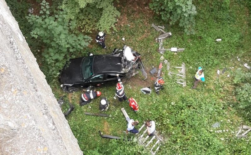 Un minor de 16 ani a căzut cu mașina pe care o conducea, într-o râpă de 20 de metri. Care este starea lui