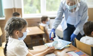 Părinții pot cere școlilor situația privind vaccinarea profesorilor