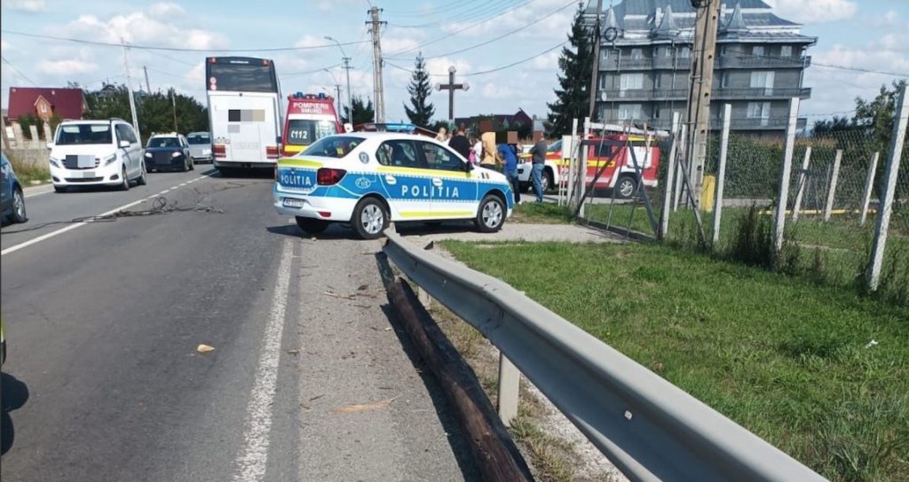 Stâlp, prăbușit peste un autocar cu pasageri în Cluj