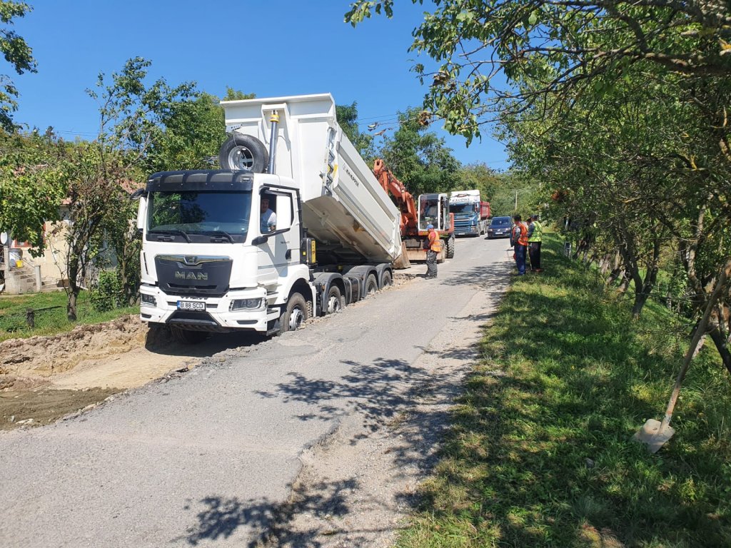 Lucrări de întreținere cu asfaltare pe un drum turistic din Cluj