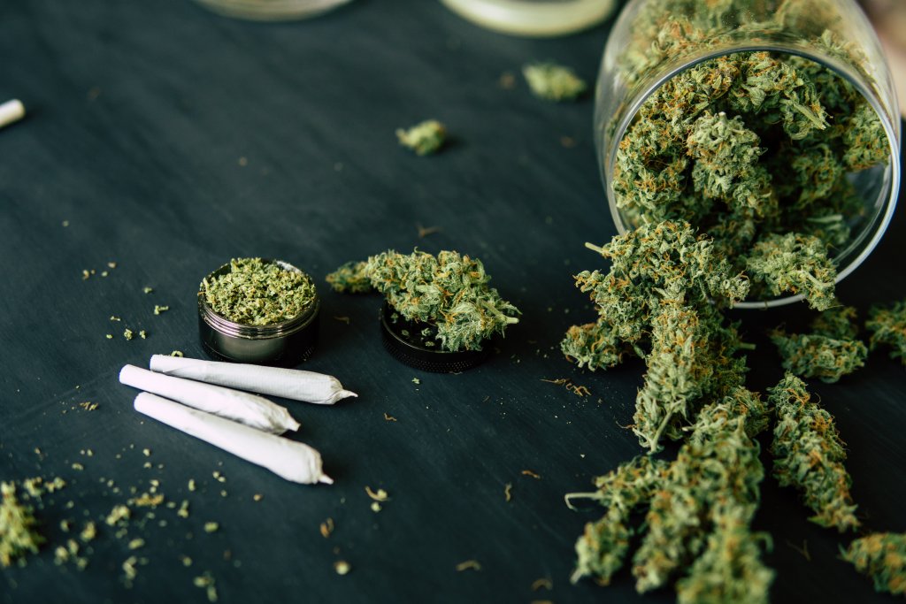 Declarație şoc a unui magistrat clujean: Sunt medici care nu intră în sala de operație fără să fumeze cannabis