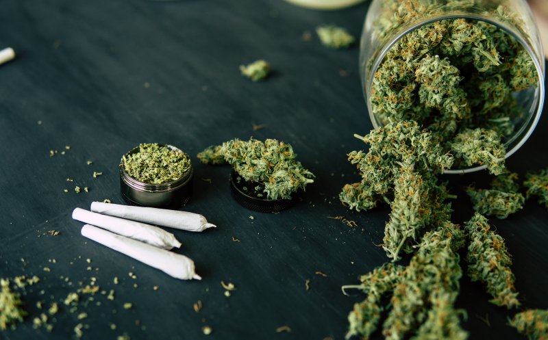 Declarație şoc a unui magistrat clujean: Sunt medici care nu intră în sala de operație fără să fumeze cannabis