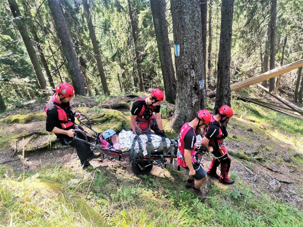 Excursionistă surdo-mută din Cluj, de 76 de ani, coborâtă de salvamontiști din Ceahlău. A căzut în zona vârfului Toaca, lovindu-se la cap