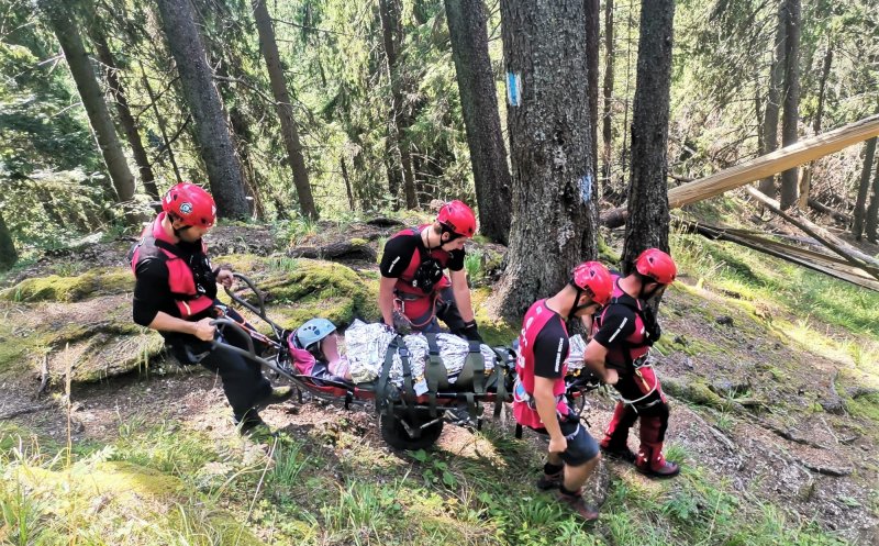 Excursionistă surdo-mută din Cluj, de 76 de ani, coborâtă de salvamontiști din Ceahlău. A căzut în zona vârfului Toaca, lovindu-se la cap