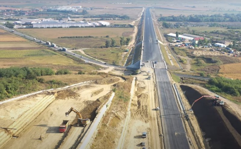 Autostrada A10 Sebeș-Turda, lotul 2, zona alunecării de teren de la Oiejdea: Grecii toarnă balast stabilizat pe un sens de mers