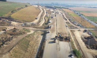 Autostrada A10 Sebeș-Turda, lotul 2, zona alunecării de teren de la Oiejdea: Grecii toarnă balast stabilizat pe un sens de mers