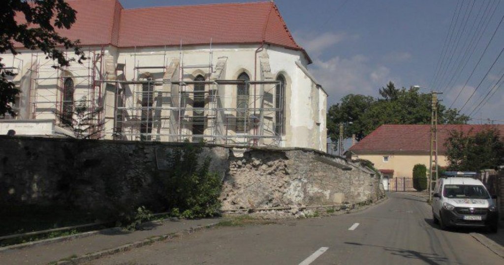 A MURIT bărbatul căzut de la 10 metri în Turda. Acesta muncea la renovarea unei biserici