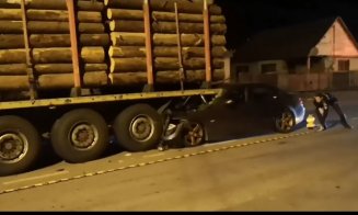 ACCIDENT GRAV la Cluj: Un tânăr de 20 de ani a suferit traumatisme multiple după ce a intrat într-un camion cu lemne