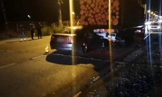 ACCIDENT GRAV la Cluj: Un tânăr de 20 de ani a suferit traumatisme multiple după ce a intrat într-un camion cu lemne