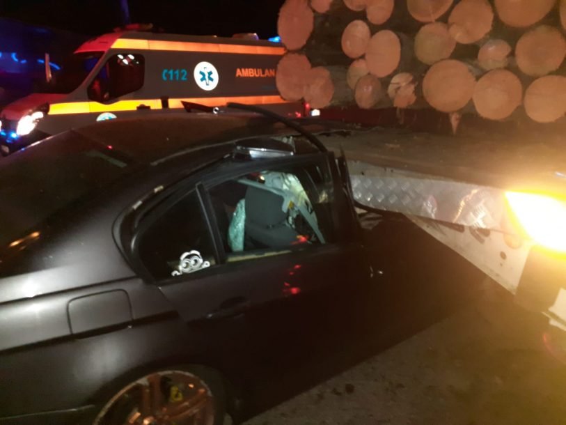 A murit tânărul de 20 de ani care s-a izbit cu maşina de un camion cu lemne