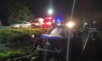 ACCIDENT în Cluj-Napoca. Patru tineri au ajuns cu maşina făcută praf până pe şinele de tren. Şoferul era băut