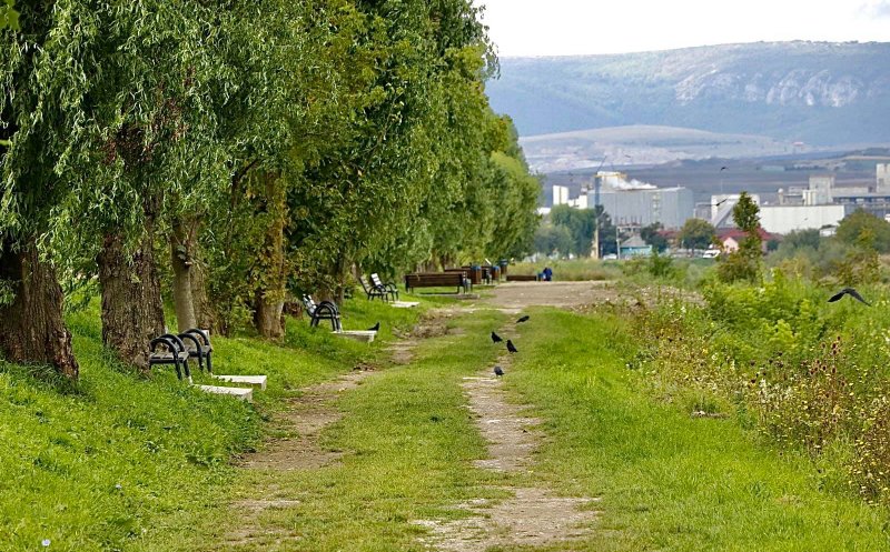 Cum arată noile zone de relaxare amenajate pe malul Arieșului la Turda
