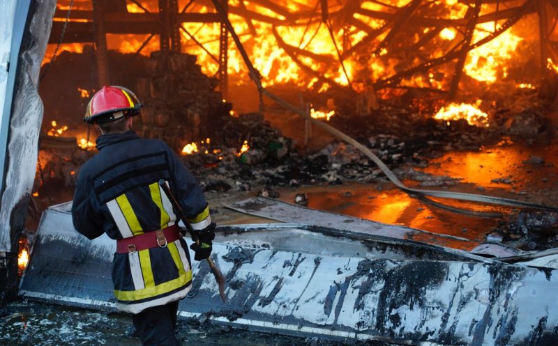 Clujenii vor să ştie când pot deschide geamurile după INCENDIUL de la Tetarom şi mesajul RoAlert