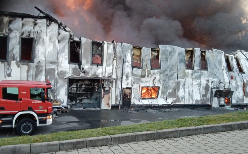 Noi imagini cu INCENDIUL de la Tetarom din Cluj-Napoca. Cercetări pentru a stabili de la ce a izbucnit focul