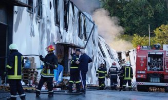 Pompierii continuă să lupte cu flăcările la Tetarom. Încă mai sunt focare care ard mocnit