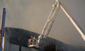 Pompierii continuă să lupte cu flăcările la Tetarom. Încă mai sunt focare care ard mocnit