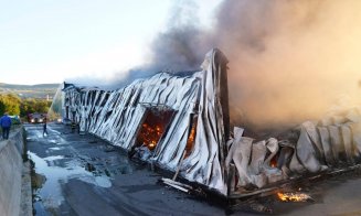 Pompierii continuă să lupte cu flăcările la Tetarom. Încă mai sunt focare care ard mocnit