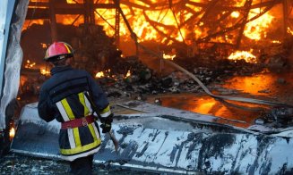 Pompierii continuă să lupte cu flăcările la Tetarom. Încă mai sunt focare care ard mocnit