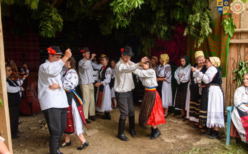 Spectacol cu ceterași, horitori și jucăuși la Gherla